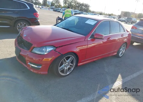 2013 Mercedes-Benz C 250 Sport z USA, uszkodzony, nr VIN WDDGF4HBXDA775826